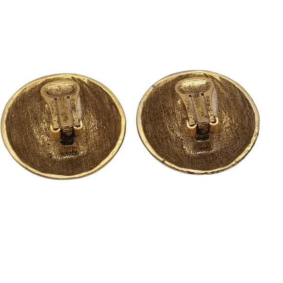 VINTAGE LARGE GOLDTONED MEDALLION STATEMENT CLIP ON EARRINGS WITH AZTEC DESIGNS - Picture 5 of 5